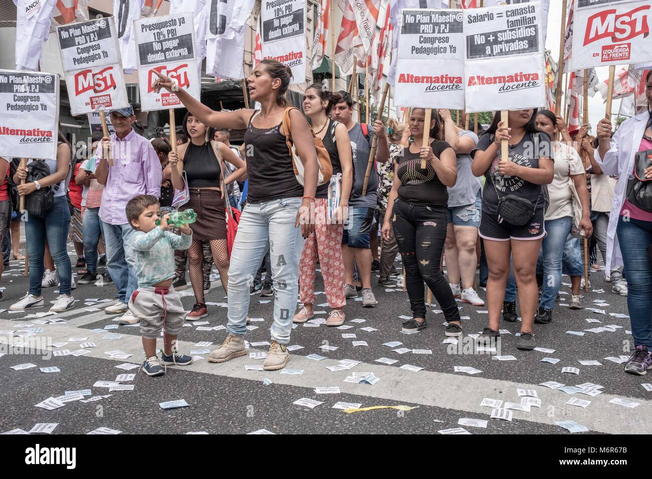 Buenos Aires, Buenos Aires, Argentina. Mar 5, 2018. La CTERA Federazione che raccoglie molti insegnanti dei sindacati in Argentina, ha proclamato uno sciopero generale per il 5 e 6 marzo 2018, il giorno in cui dovevano aprire scuole di portare in classe più di 5 milioni di studenti.Il personale docente protesta contro il governo e il Presidente Mauricio Macri a seguito di alcune scuole politiche di riforma che prevedono anche una riduzione degli stipendi.a Buenos Aires, capitale dell'Argentina, come in tutte le province, migliaia Credito: ZUMA Press, Inc./Alamy Live News Foto Stock