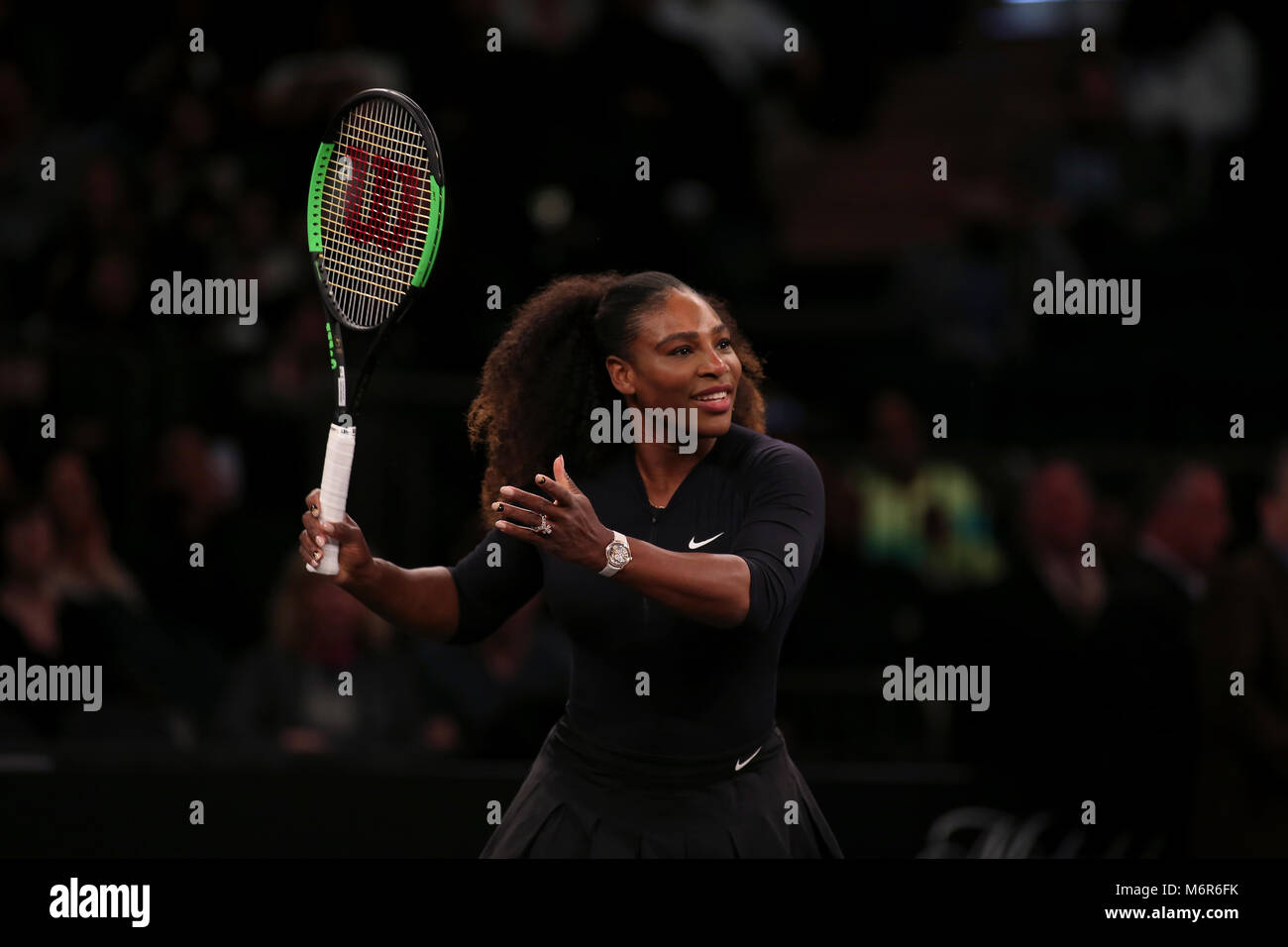 New York, Stati Uniti d'America. 5 Marzo, 2018. Serena Williams in fase di riscaldamento per la sua partita con la Francia di Marion BARTOLI durante il Tie break decine del torneo di tennis presso il Madison Square Garden di New York. Il torneo offre otto del tour femminile superiore i giocatori in competizione per un $250.000 vincitori premio. Williams è stato tornando alla concorrenza in seguito alla recente nascita del primo figlio. Credito: Adam Stoltman/Alamy Live News Foto Stock