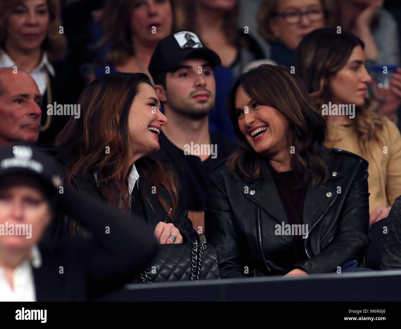 New York, Stati Uniti d'America. 5 Marzo, 2018. Brooke Shields e Mariska Hargitay condividere una risata a corte lato durante il Tie break decine del torneo di tennis presso il Madison Square Garden di New York. Il torneo offre otto del tour femminile superiore i giocatori in competizione per un $250.000 vincitori premio. Credito: Adam Stoltman/Alamy Live News Foto Stock