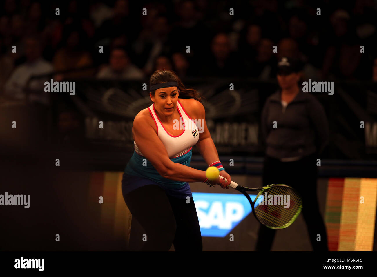 New York, Stati Uniti d'America. 5 Marzo, 2018. In Francia la Marion BARTOLI si inginocchia durante la sua partita contro Serena Williams al tie break decine tennis ournament al Madison Square Garden di New York. Il torneo offre otto del tour femminile superiore i giocatori in competizione per un $250.000 vincitori premio, Credito: Adam Stoltman/Alamy Live News Foto Stock