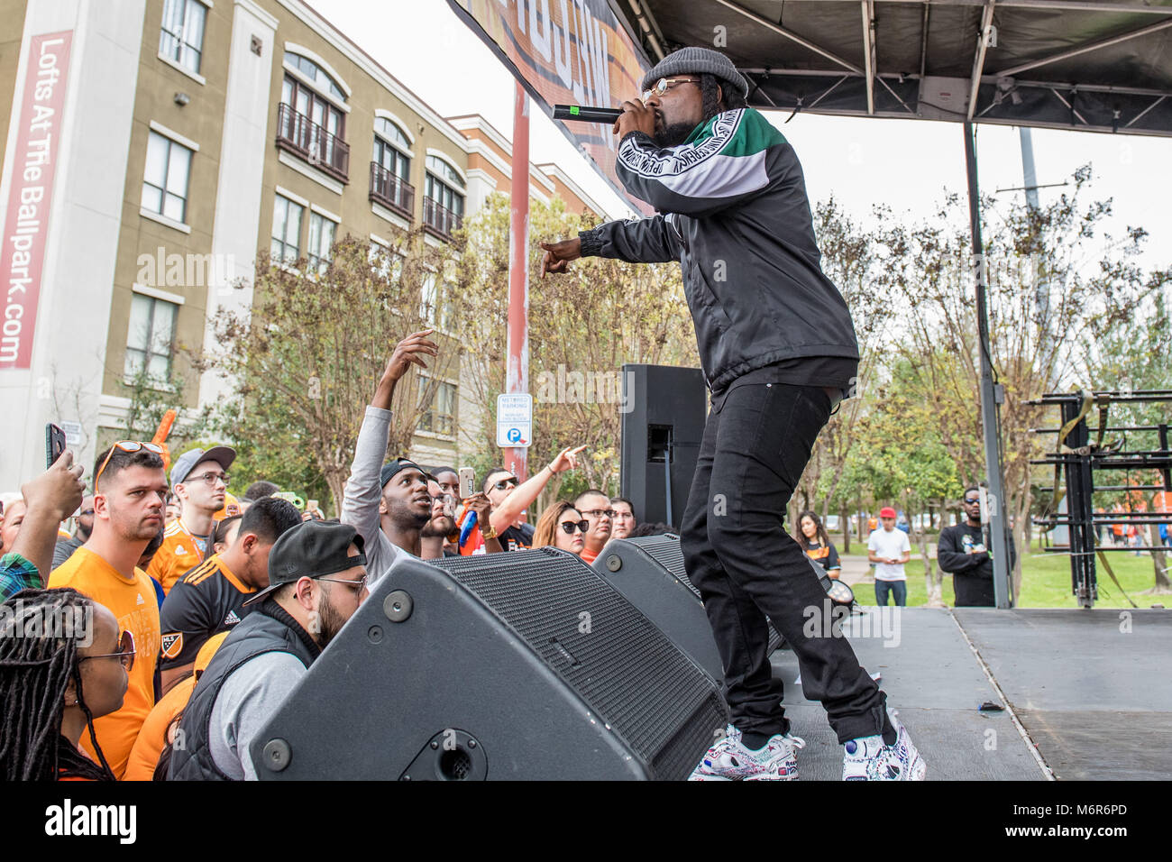 Houston, TX, Stati Uniti d'America. 3 Mar, 2018. Artista musicale/rapper Wale esegue al di fuori di BBVA Compass Stadium prima di una sequenza di lunghezza massima MLS partita di calcio tra la dinamo di Houston e Atlanta United FC a Houston, TX.Trask Smith/CSM/Alamy Live News Foto Stock