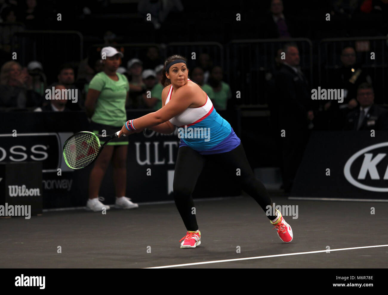 New York, Stati Uniti d'America. 5 Marzo, 2018. In Francia la Marion BARTOLI si inginocchia durante la sua partita contro Serena Williams al tie break decine tennis ournament al Madison Square Garden di New York. Il torneo offre otto del tour femminile superiore i giocatori in competizione per un $250.000 vincitori premio, Credito: Adam Stoltman/Alamy Live News Foto Stock