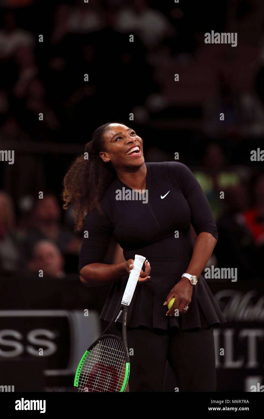 New York, Stati Uniti d'America. 5 Marzo, 2018. Serena Williams gode di una risata durante la sua partita contro il cinese Zhang Shuai durante il Tie break decine del torneo di tennis presso il Madison Square Garden di New York. Il torneo offre otto del tour femminile superiore i giocatori in competizione per un $250.000 vincitori premio. Williams è stato tornando alla concorrenza in seguito alla recente nascita del primo figlio. Credito: Adam Stoltman/Alamy Live News Foto Stock