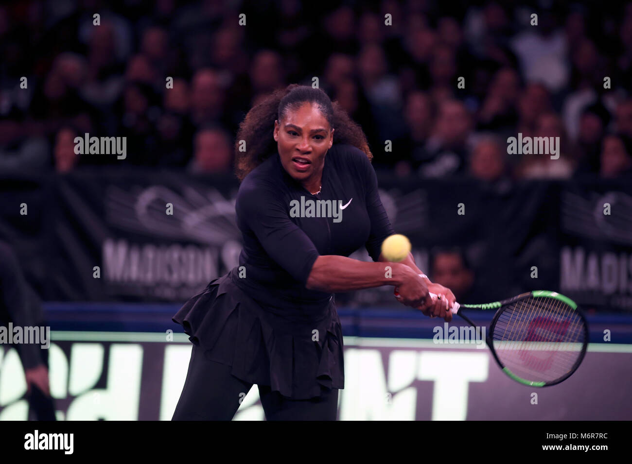 New York, Stati Uniti d'America. 5 Marzo, 2018. Serena Williams in azione contro la Cina del Shuai Zhang durante il Tie break decine del torneo di tennis presso il Madison Square Garden di New York. Il torneo offre otto del tour femminile superiore i giocatori in competizione per un $250.000 vincitori premio. Williams è stato tornando alla concorrenza in seguito alla recente nascita del primo figlio. Credito: Adam Stoltman/Alamy Live News Foto Stock