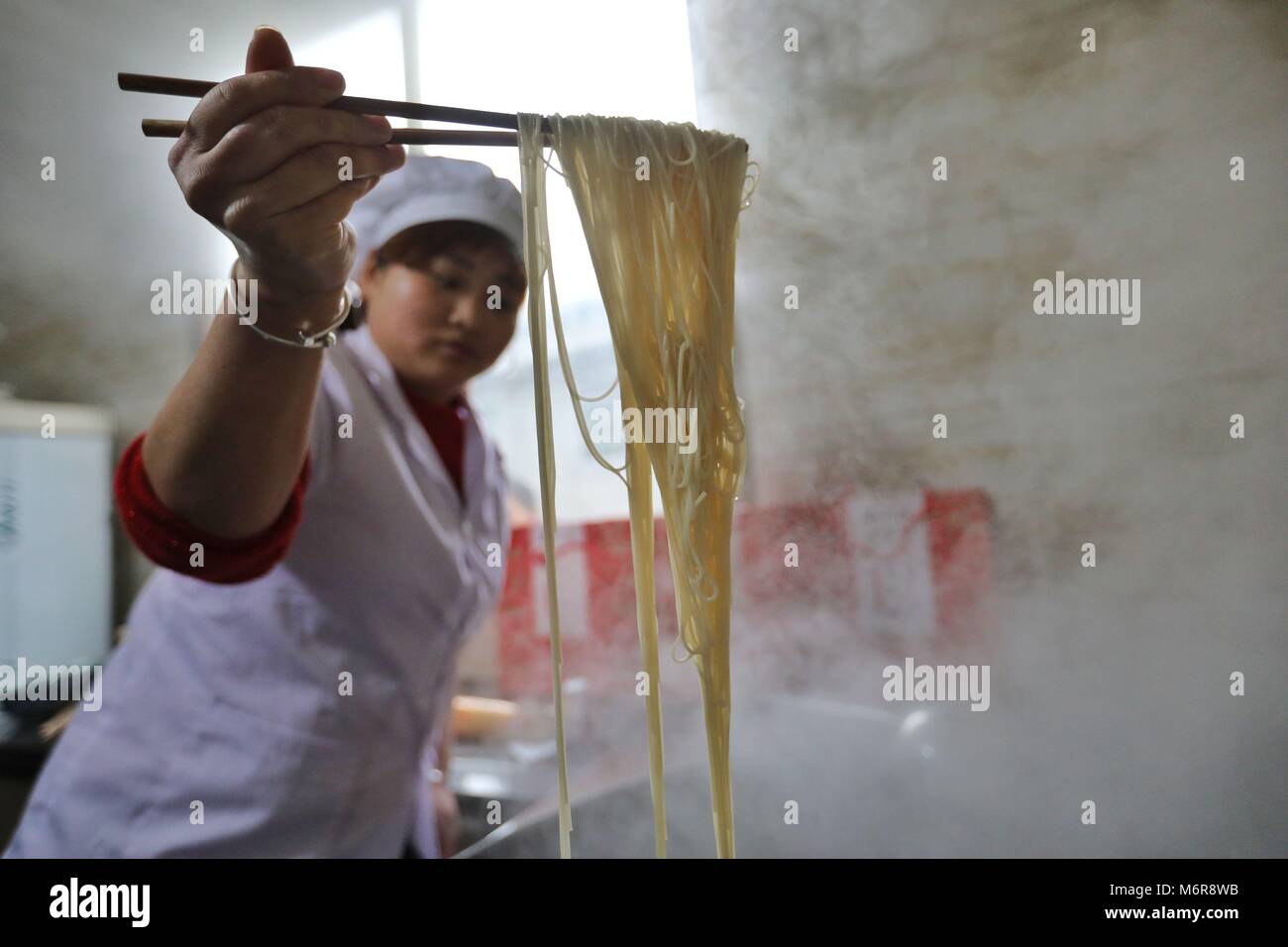 Suiyang. 6 Mar, 2018. Un lavoratore dimostra bollite spaghetti di cava in un noodle-fare impresa in Suiyang contea del sud-ovest della Cina di Guizhou, 6 marzo 2018. In un mercato orientato verso la produzione modalità, Suiyang tradizionale a base di noodle cava è stata trasformata in un business redditizio che aiuta ad aumentare locali tasso di occupazione e di reddito personale. Credito: Ou Dongqu/Xinhua/Alamy Live News Foto Stock