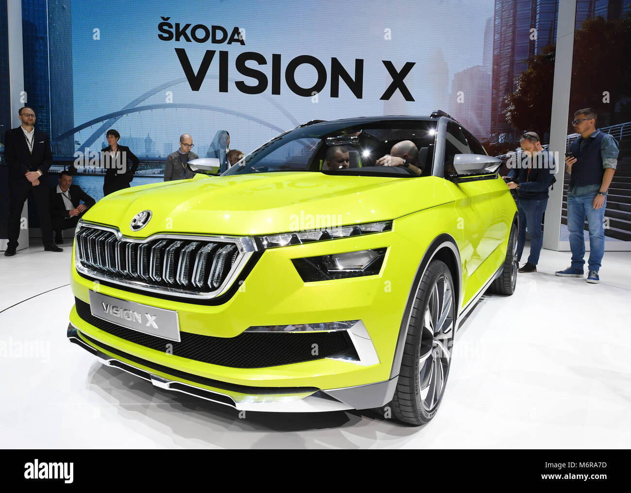 Ginevra, Svizzera. 06 Mar, 2018. La Skoda Vision X essendo presentato durante la prima giornata della stampa del Motor Show di Ginevra a Ginevra, Svizzera, 06 marzo 2018. Questo modello fornisce un'anteprima della Skoda SUV nuova linea. La 88th Motor Show di Ginevra inizia il 08 marzo e termina il 18 marzo. Circa 180 espositori saranno la visualizzazione di modelli 900 e gli organizzatori si aspettano di 700.000 visitatori. Credito: dpa picture alliance/Alamy Live News Foto Stock