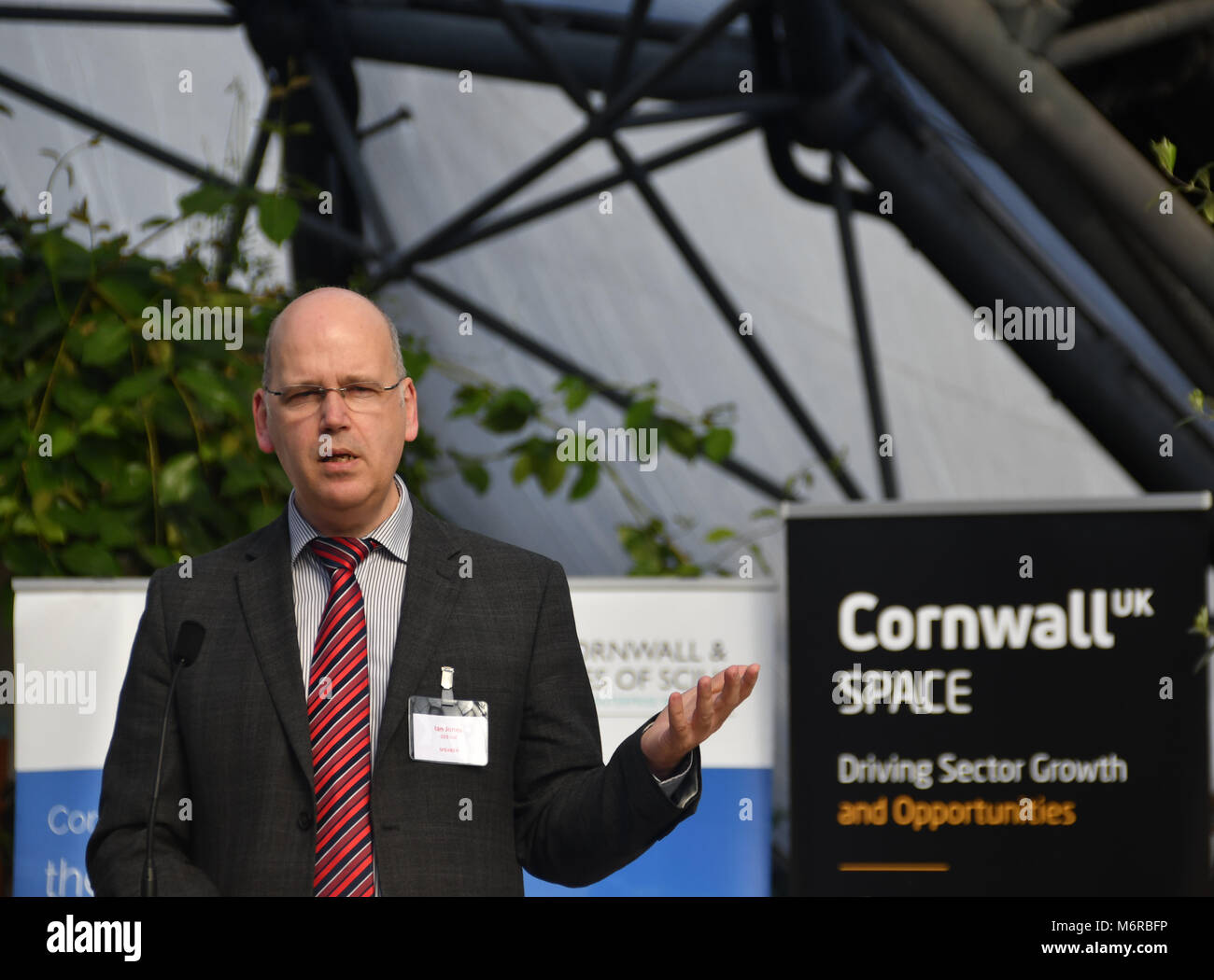 Eden Project, Cornwall Regno Unito. Il 6 marzo 2018. Ian Jones, CEO di Goonhilly in groppa la stazione di terra, era uno dei relatori in occasione di una conferenza per discutere il futuro del settore spaziale in Cornovaglia. Ian è visto qui con in mano una stampa dell'intera industria spaziale per data. Altri altoparlanti inclusi miglia Carden, il direttore di Spaceport Cornwall. Il settore spaziale in Cornovaglia potrebbero avere un valore di oltre € 1 miliardi nel 2030 secondo il Cornwall e Isole di Scilly LEP. Credito: Simon Maycock/Alamy Live News Foto Stock