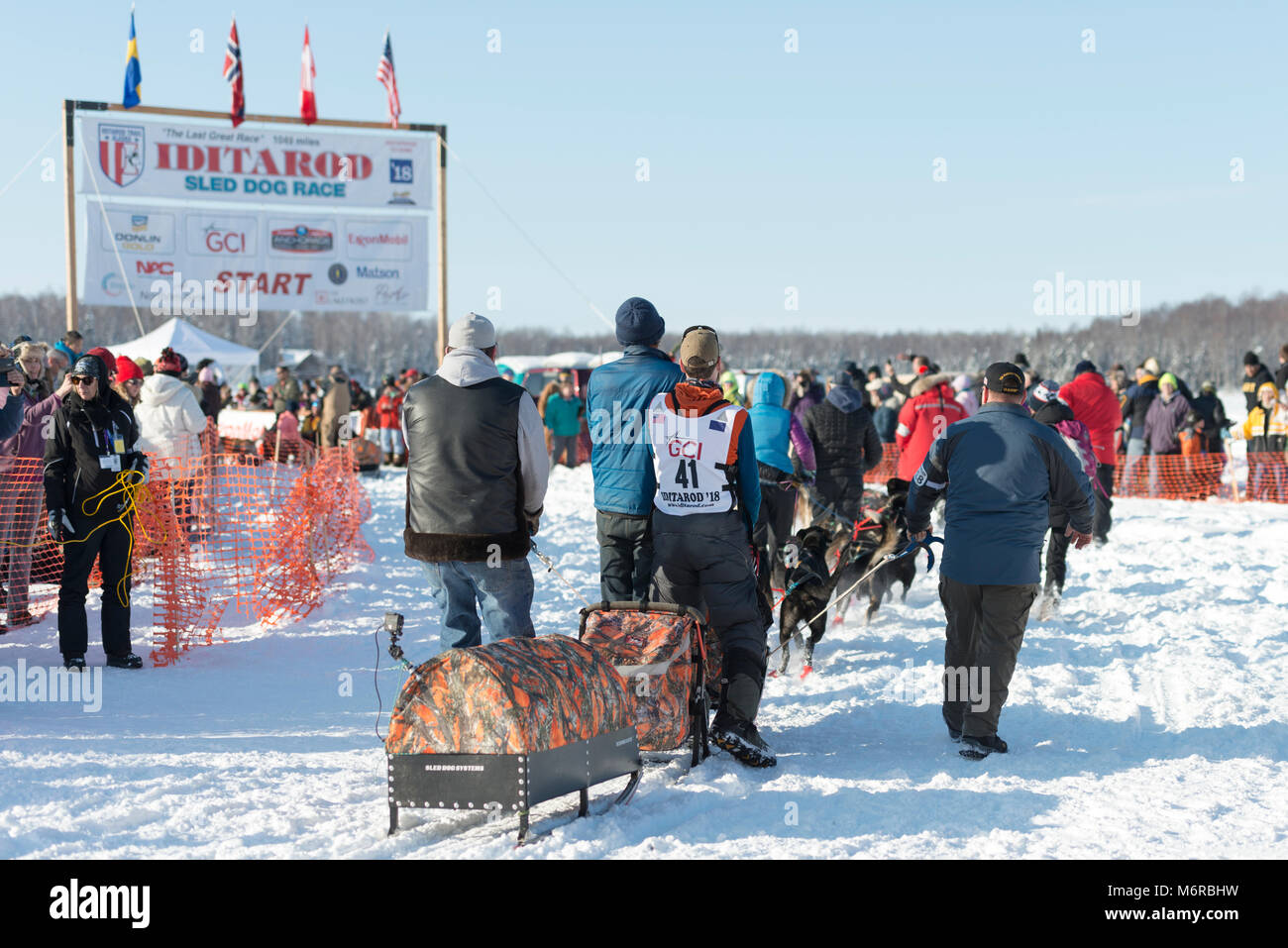 Willow, Alaska, Stati Uniti d'America. Mar 4, 2018. Jessie Holmes di Nenana, AK, STATI UNITI D'AMERICA in avvicinamento alla linea di partenza della Iditarod Sled Dog Race. Credito: Kristen Bentz/Alamy Live News Foto Stock