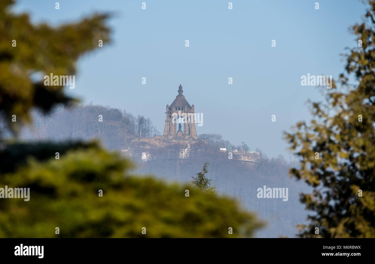 Il 20 febbraio 2018, Germania, Porta Westfalica: Il sito in costruzione presso il Kaiser Wilhelm monumento può essere visto tra gli alberi. Westfalen-Lippe Consiglio regionale (LWL) direttore Matthias Loeb a piedi attraverso il sito di costruzione del Kaiser Wilhelm monumento quattro mesi prima del suo reinauguration il 08 luglio in Porta Westfalica nel quartiere Minden-Luebbecke. Elementari in fase di costruzione si concentra principalmente sugli scavi della parete ad anello, la ricostruzione della base ad anello e la modernizzazione dell'anello terrazza. Ci sarà anche un LWL Centro Visitatori nel futuro, nonché un nuovo resto Foto Stock