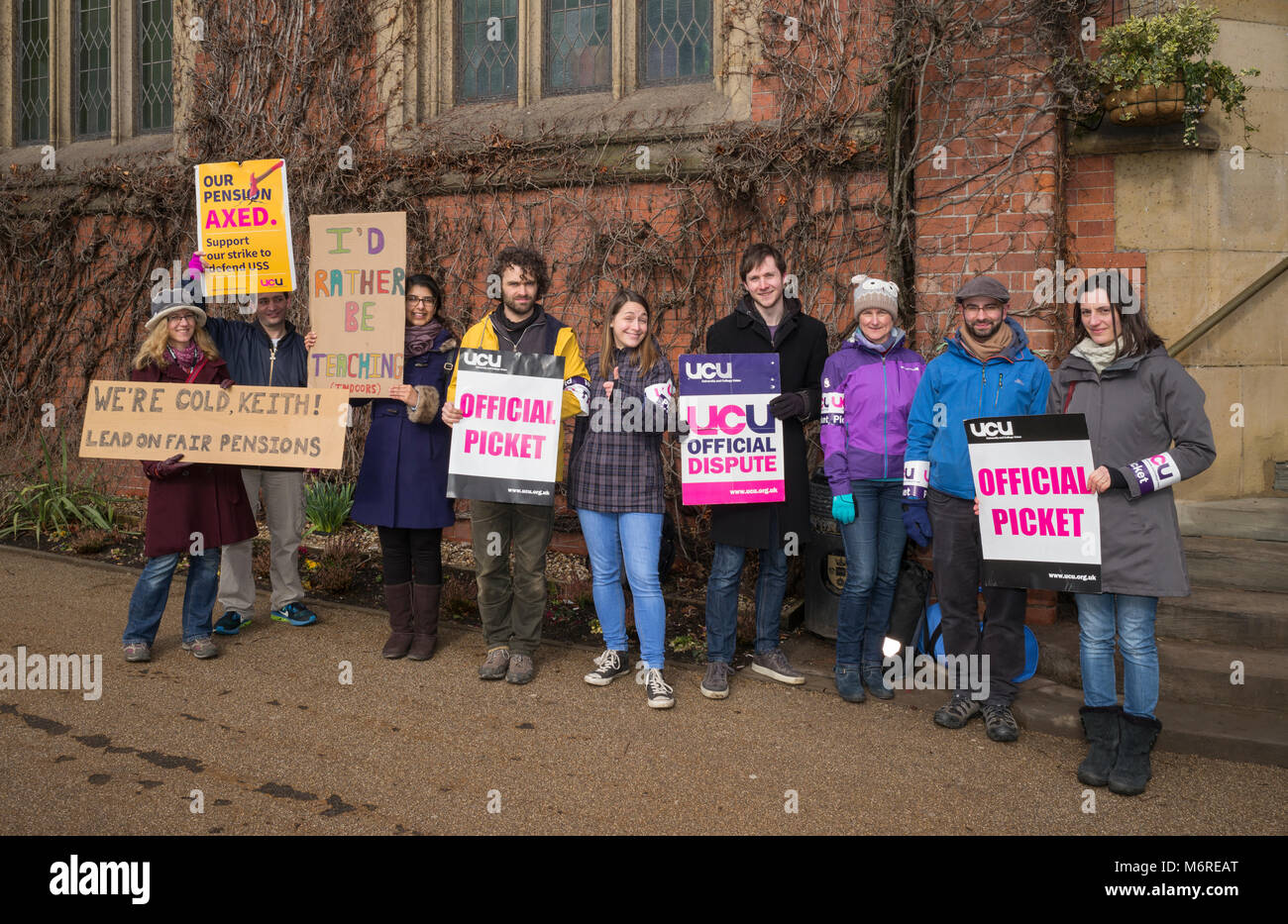 Sheffield, Regno Unito, 6 marzo 2018. Università di Sheffield colpendo il personale di picchetti l'università del Firth corte. Il segno (estrema sinistra) "Siamo freddo, Keith! Portare sul fair pensioni" chiede l'università del Vice-Chanceller, Sir Keith Burnett, a prendere l'iniziativa nel corso delle discussioni su pensioni del personale tra le università Superannuation Scheme, Università Regno Unito e le università e i collegi universitari Unione. Credito: Richard Bradford/Alamy Live News Foto Stock