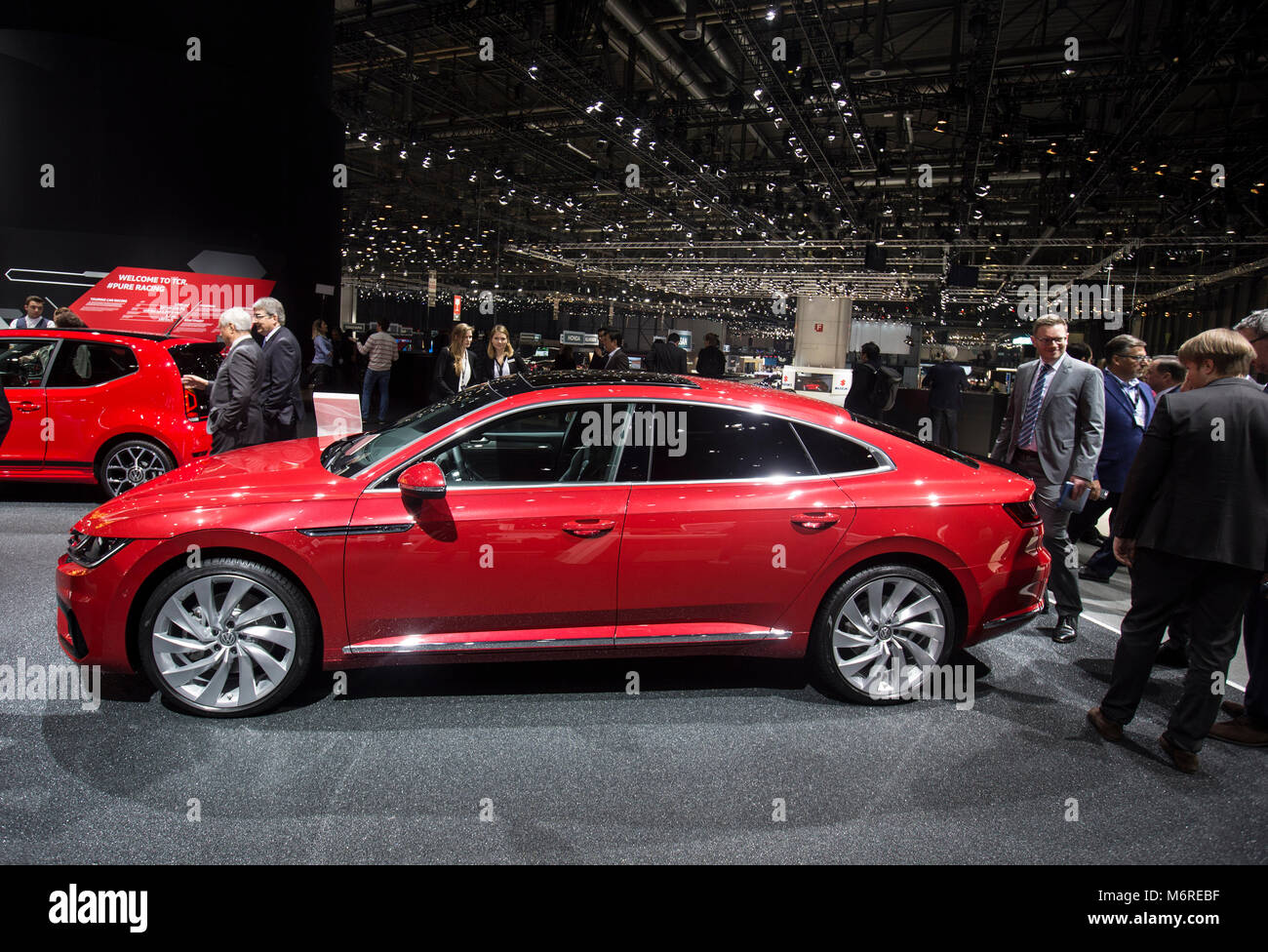 Ginevra, Svizzera. 6 Mar, 2018. Una Volkswagen Arteon R-line auto è visto sulla prima premere il giorno del 88th Geneva International Motor Show di Ginevra, in Svizzera, il 6 marzo 2018. Il Motor Show, che attrae più di 180 espositori provenienti da tutto il mondo, sarà aperta al pubblico dal 8 Marzo al 18, 2018. Credito: Xu Jinquan/Xinhua/Alamy Live News Foto Stock