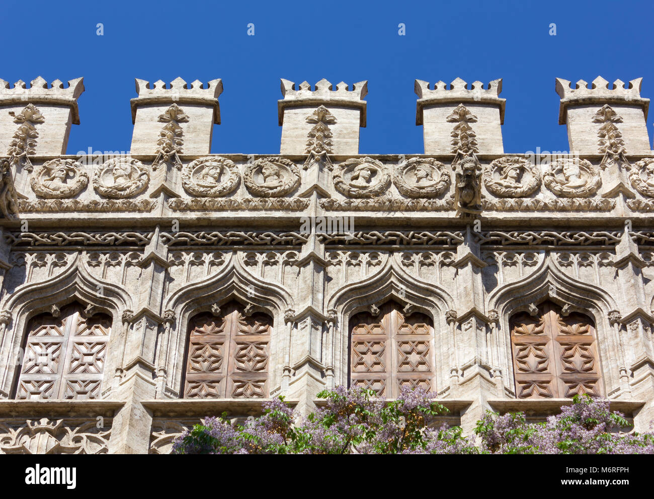 Primo piano sulla facciata della Lonja de la Seda palazzo gotico a Valencia, Spagna Foto Stock