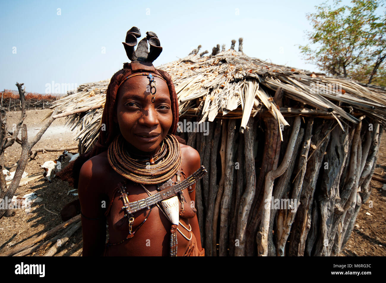 Himba donna nel suo villaggio vicino a Epupa Falls. Himbas anche vissuto anche nel sud dell'Angola, dove essi sono chiamati hereros, Namibia Foto Stock