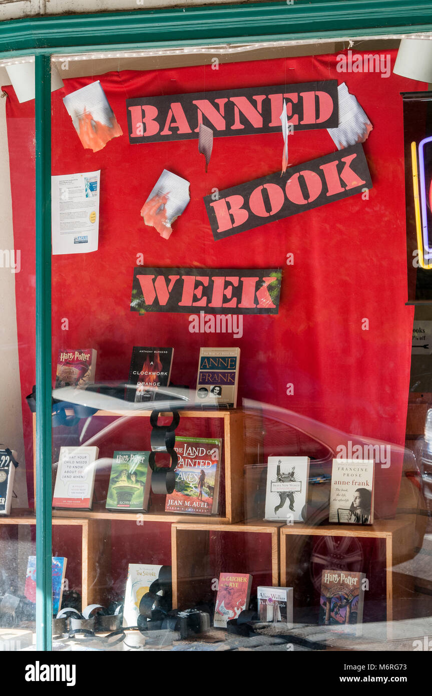 Hood River, Oregon. Un display del divieto di libri in una libreria finestra. Foto Stock