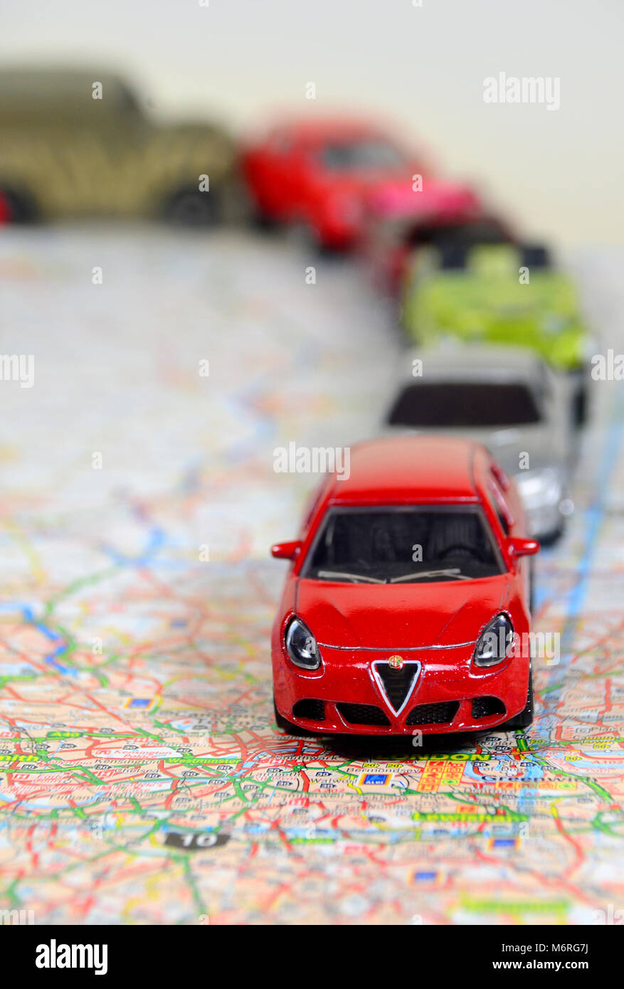 Un backlog di automobili giocattolo su una mappa stradale della Bretagna / UK in direzione sud per Londra Foto Stock