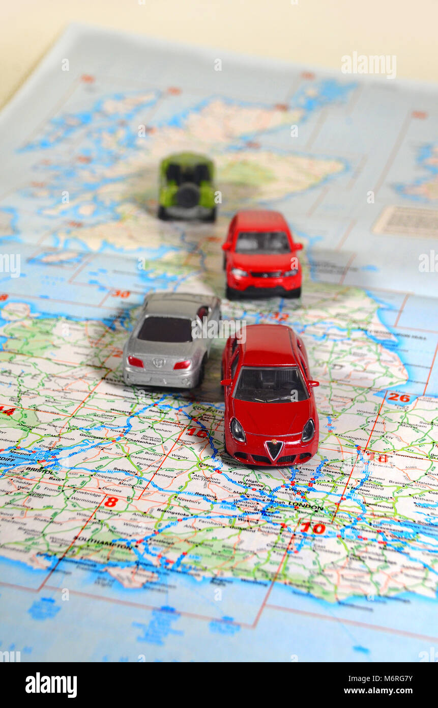 Concetto di circolazione del traffico per il nord ed il sud del Regno Unito. -Utilizzo di automobili giocattolo e road map. Foto Stock