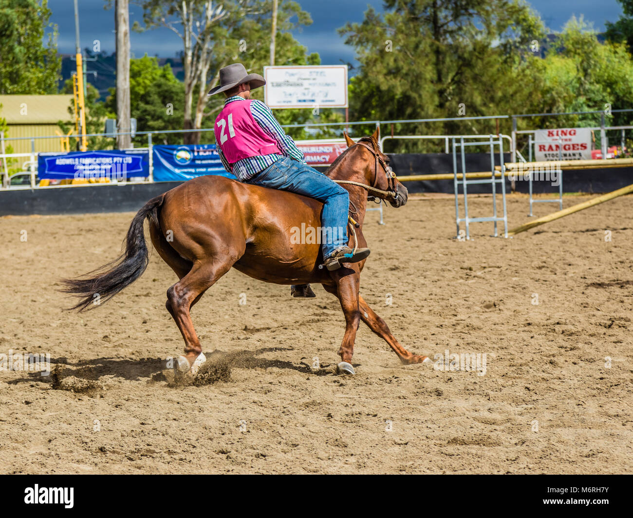 Rider mostra la sua abilità nel re delle gamme Bareback Freestyle in Murrurundi, NSW, Australia, 24 febbraio 2018. Foto Stock