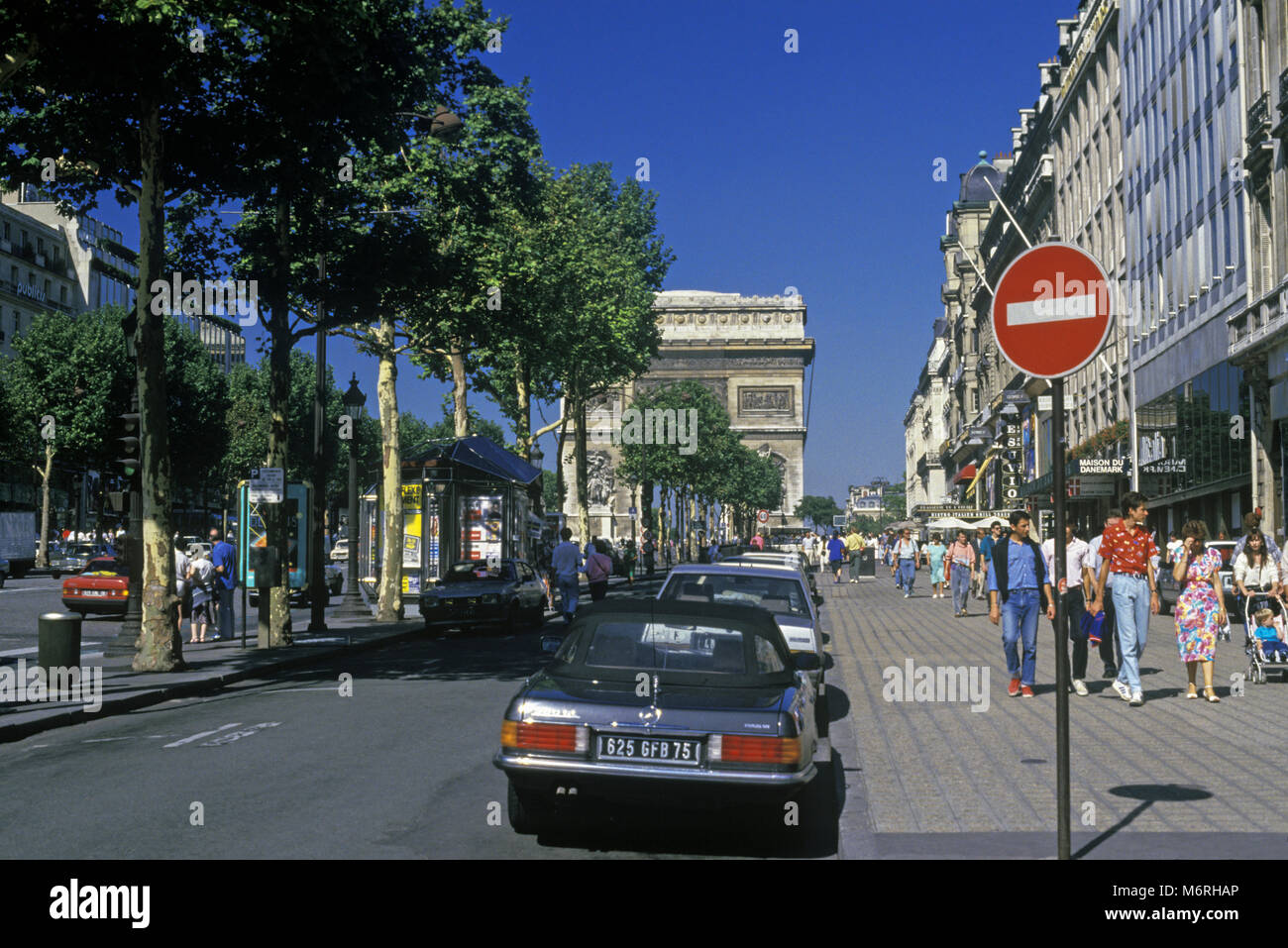 Storico 1987 Arc de Triomphe AVENUE CHAMPS ELYSEES Parigi Francia Foto Stock