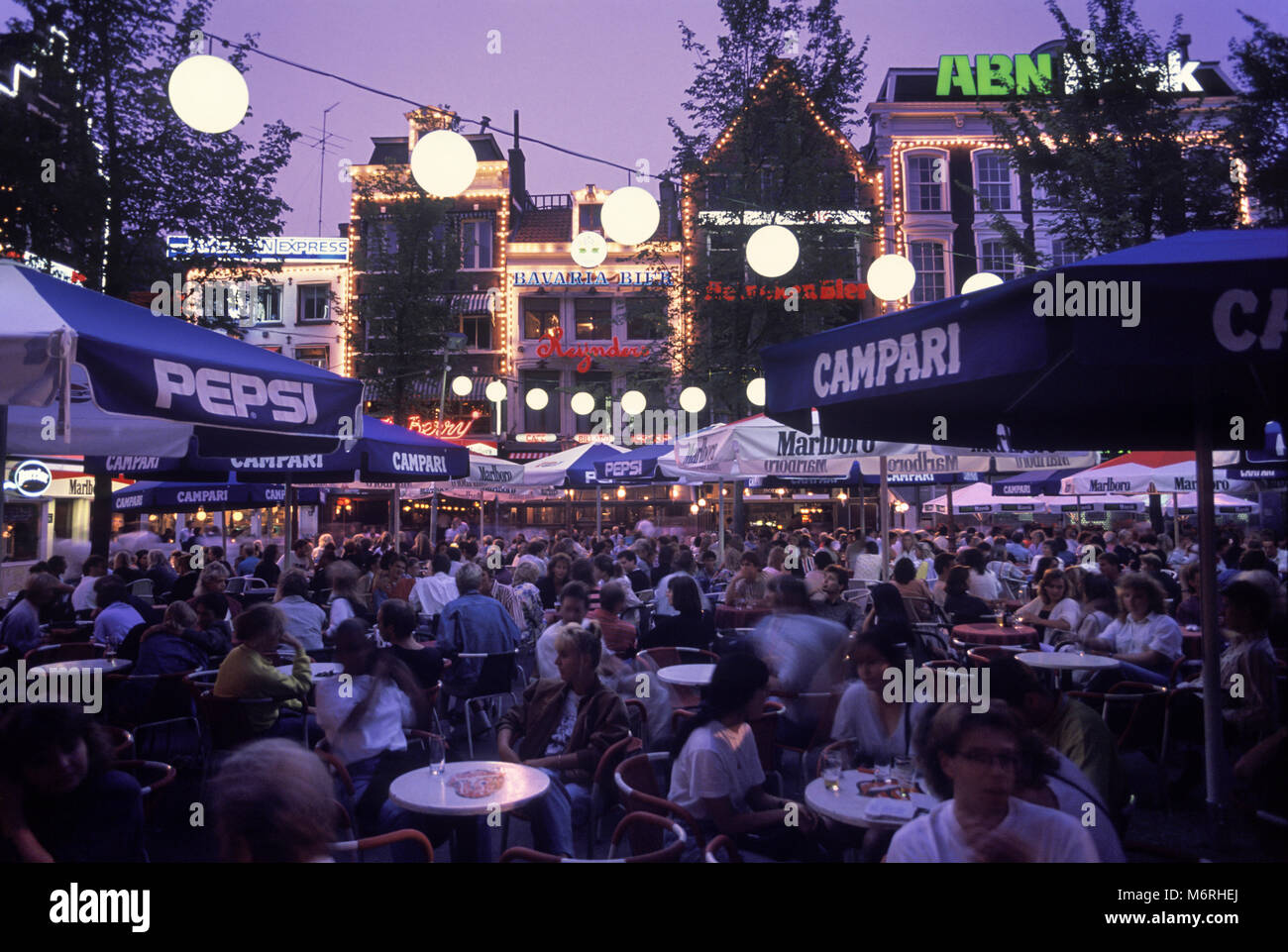 1989 storiche caffetterie all'aperto LEIDSEPLEIN Amsterdam Paesi Bassi Foto Stock