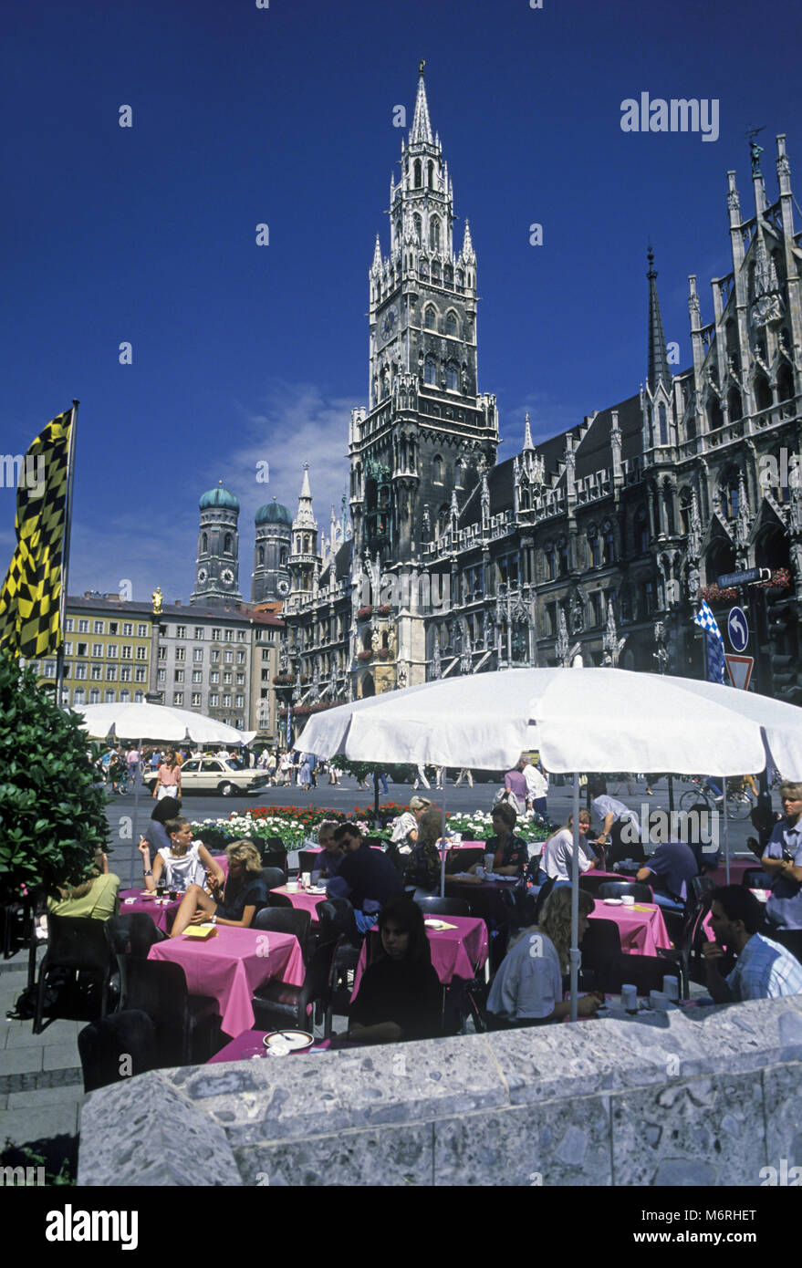 1989 storiche caffetterie all'aperto Marienplatz di München Monaco di Baviera Germania Foto Stock