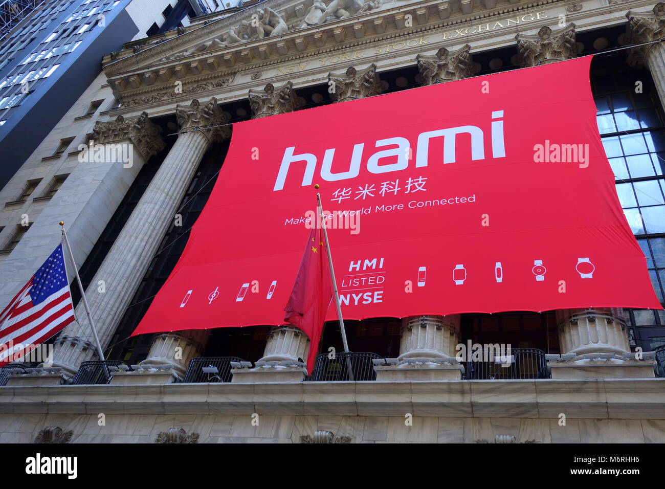 Un grande striscione di Huami appeso alla parete esterna del New York Stock Exchange (NYSE) il giorno della loro offerta pubblica iniziale (IPO) Foto Stock