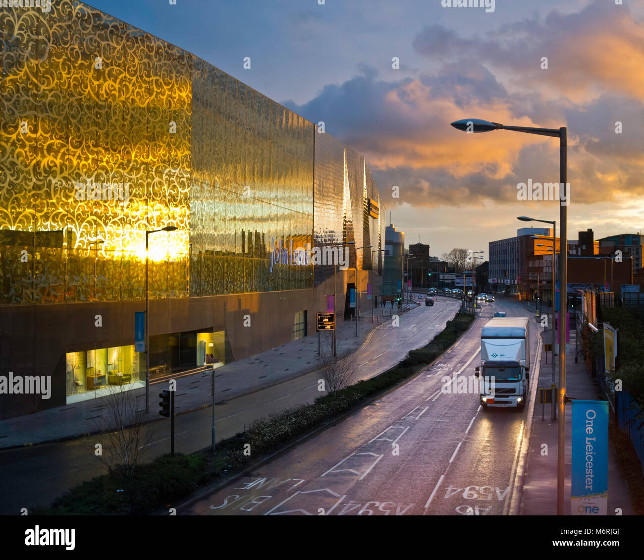 Vista di Vaughan Titolo e Highcross Shopping Complex in Leicester al tramonto. Foto Stock