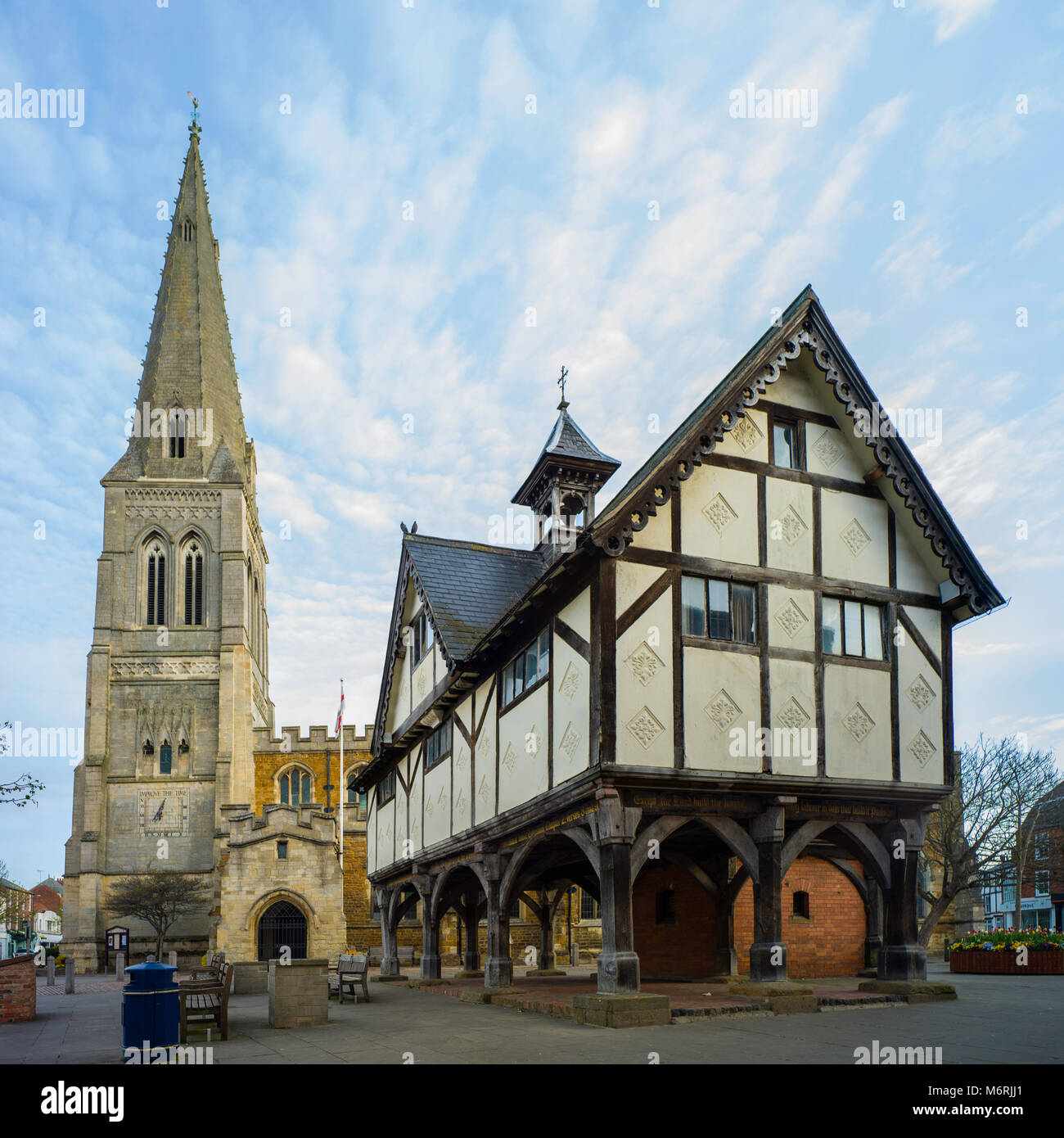 San Dionisio chiesa e la vecchia scuola di grammatica, Market Harborough. Entrambi gli edifici sono elencati di grado 1. Foto Stock