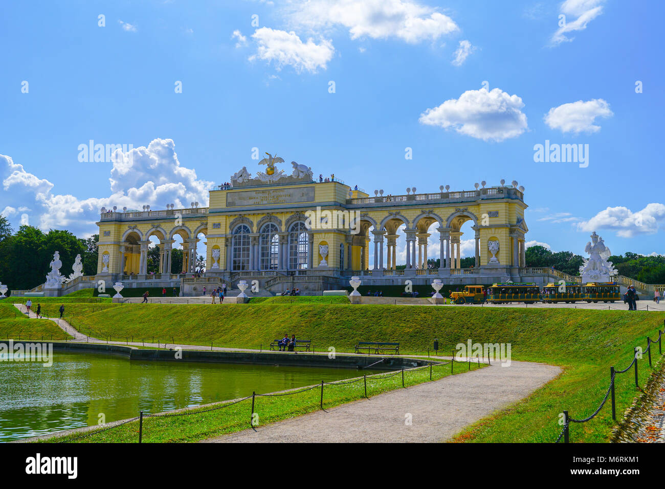 VIENNA, Austria - 4 settembre 2017; struttura noto un la Gloriette nel Palazzo di Schonbrunn motivi comprendente lungo porticato con fila di archi Foto Stock