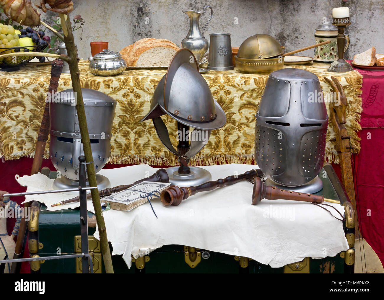 Caschi medievale e altri oggetti in una rievocazione Foto Stock
