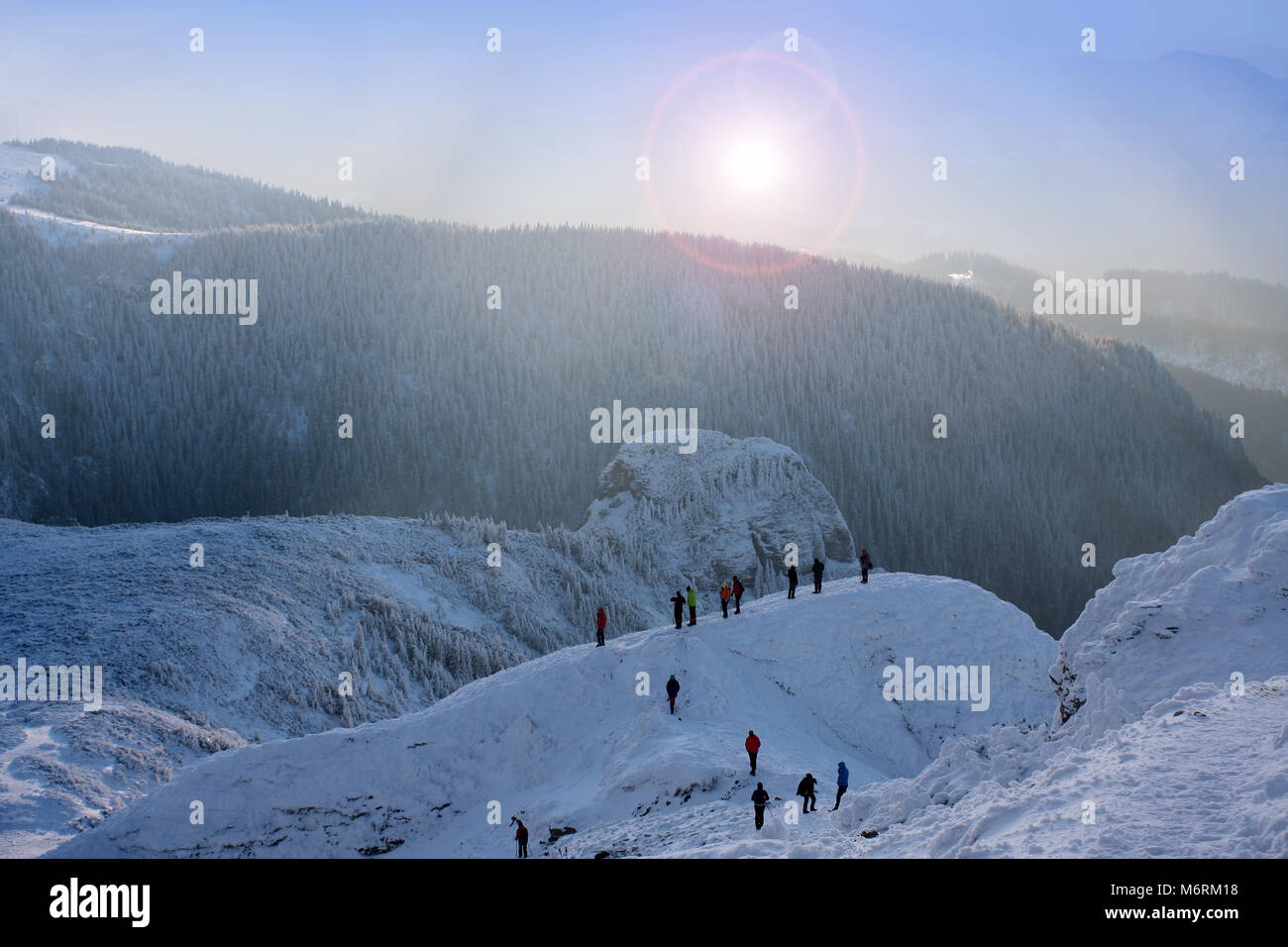 Scena invernale in montagna Ceahlau, Carpazi romeni. persone godendo della vista Foto Stock