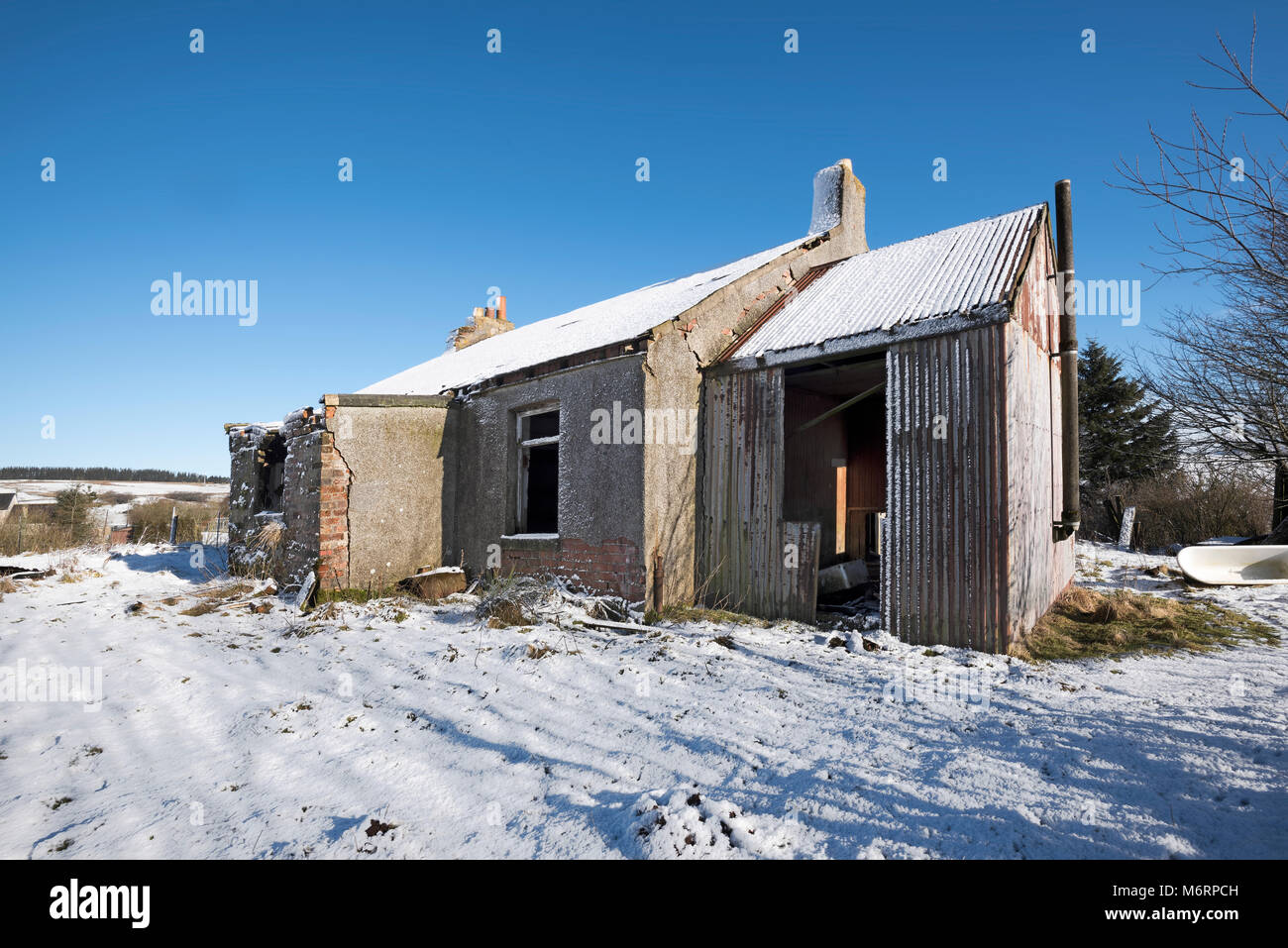 Cottage abbandonati nella neve coperto campo nel Lanarkshire in Scozia. Foto Stock