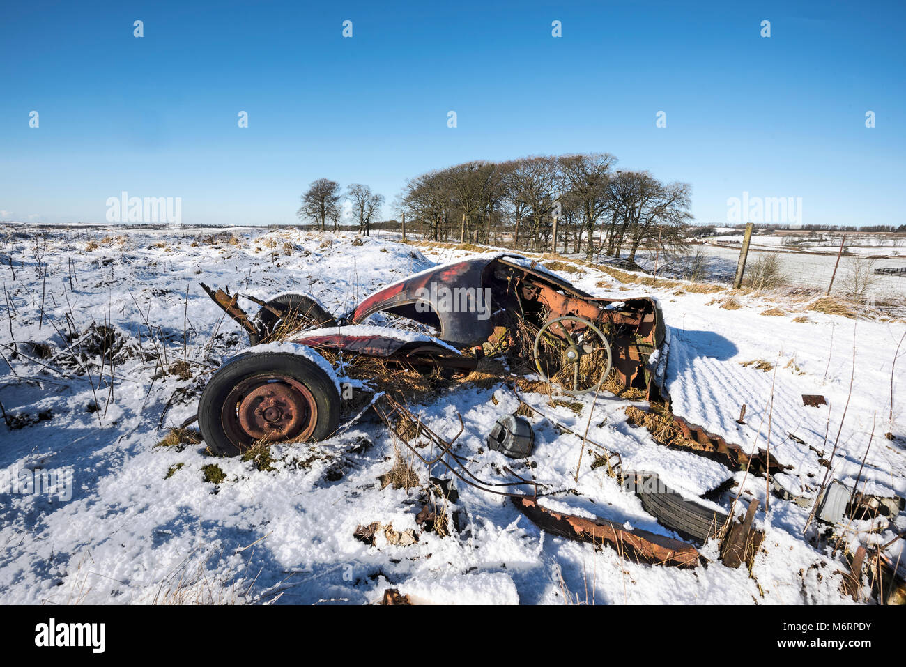 Abbandonato il relitto della vettura nelle zone rurali Scozia centrale. Foto Stock