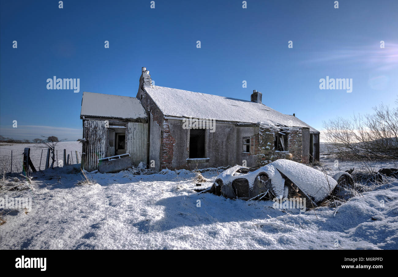 Abandones cottage abbandonati e auto in remote località di campagna. Foto Stock