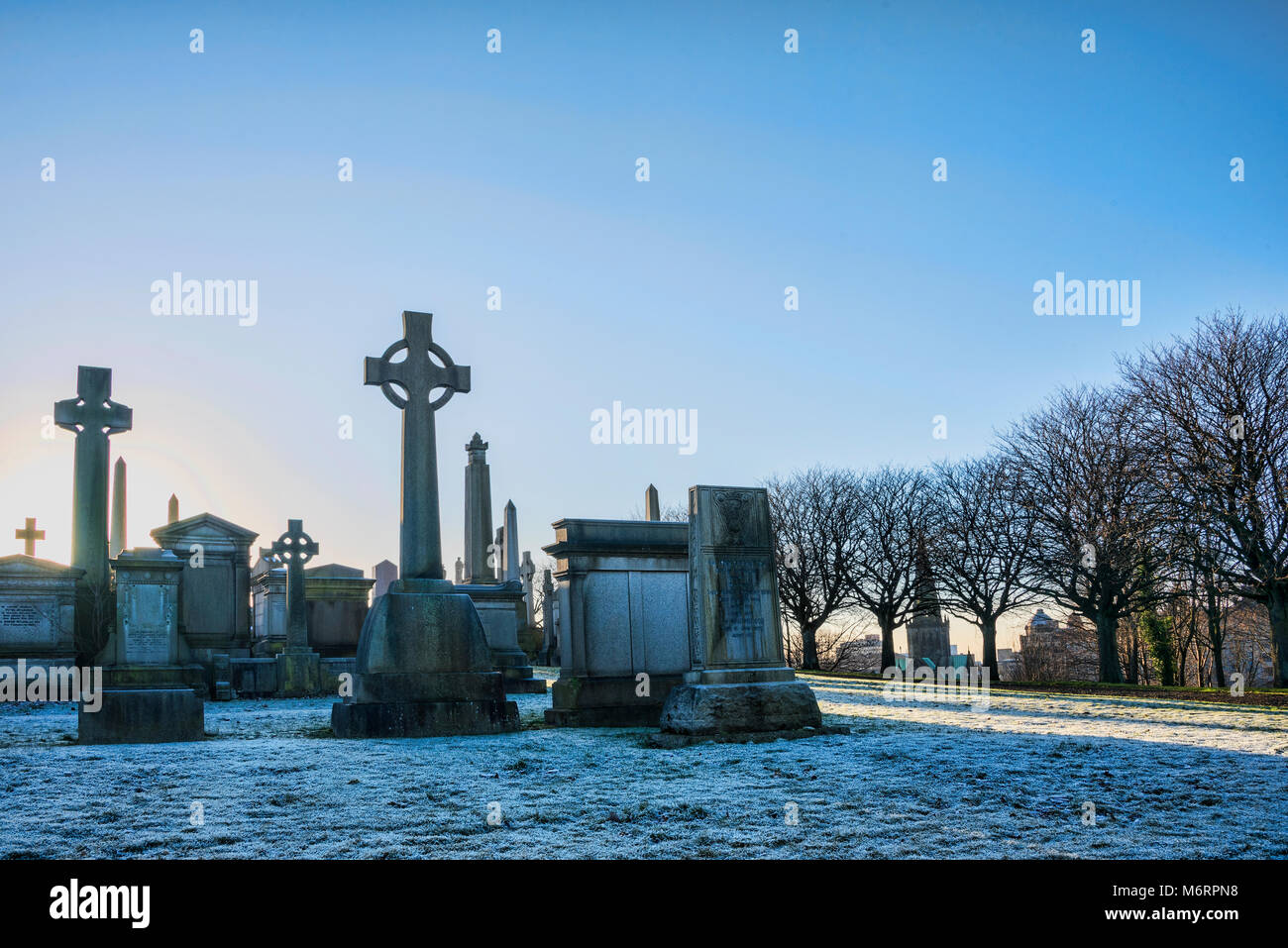 Pomeriggio invernale presso la necropoli cimitero nel centro di Glasgow. Foto Stock