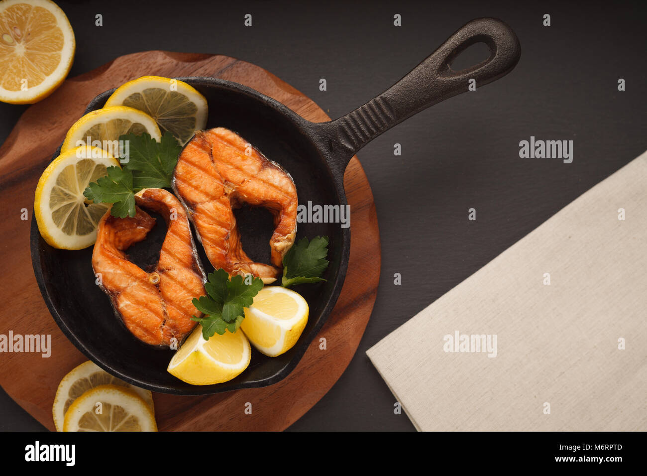 Fritti o filetto di salmone alla griglia in ghisa con pan Foto Stock
