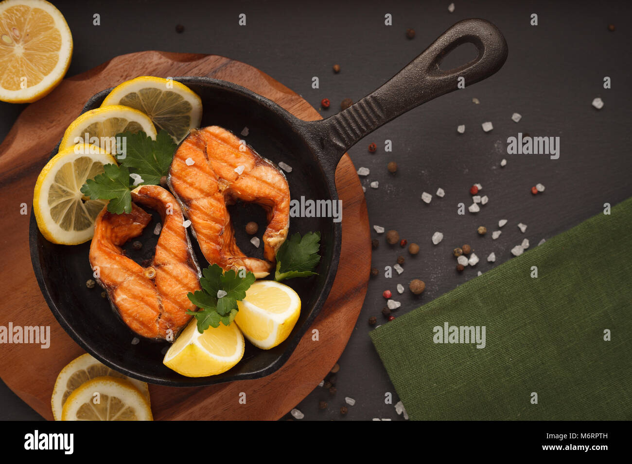 Fritti o filetto di salmone alla griglia in ghisa con pan Foto Stock