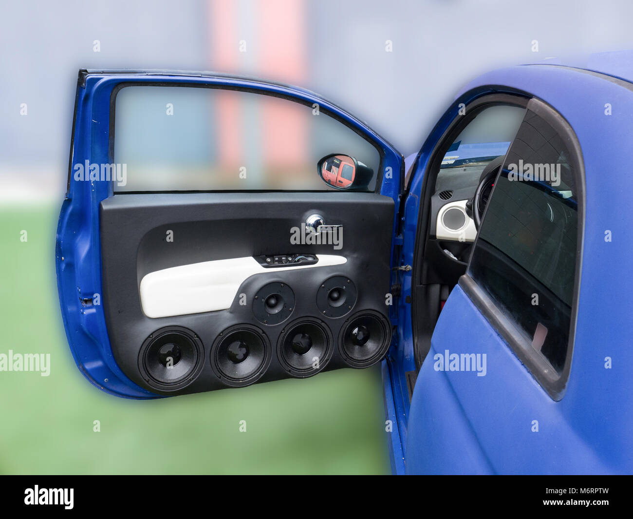 Auto blu con un potente sistema hi-fi Foto Stock