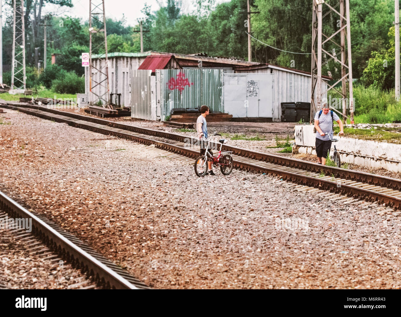 Mosca, Russia, 24 luglio. 2016 - due ragazzi con le biciclette sulla ferrovia per uso editoriale Foto Stock