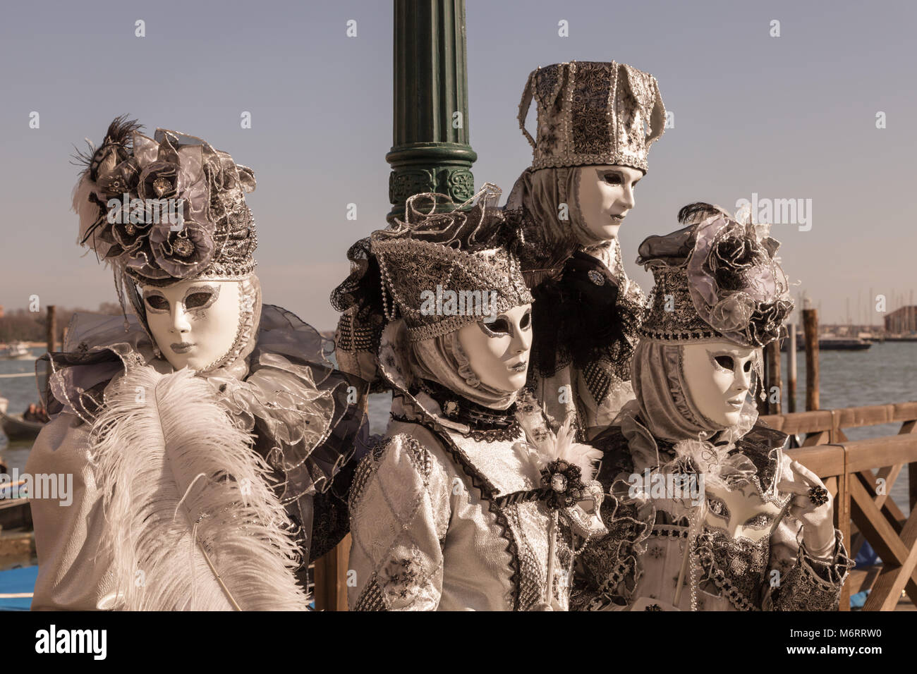 Persone in splendidi abiti fantasiosi costumi e maschera per il Carnevale di Venezia, Carnivale di Venezia, Veneto, Italia Foto Stock