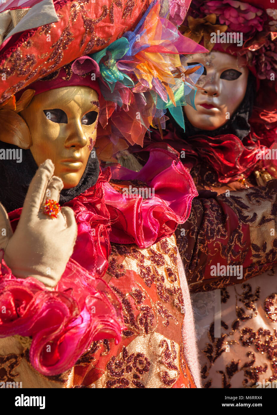 Le donne in bellissimi costumi d'abito, cappello e maschera posa al Carnevale di Venezia, Carnivale di Venezia, Veneto, Italia Foto Stock