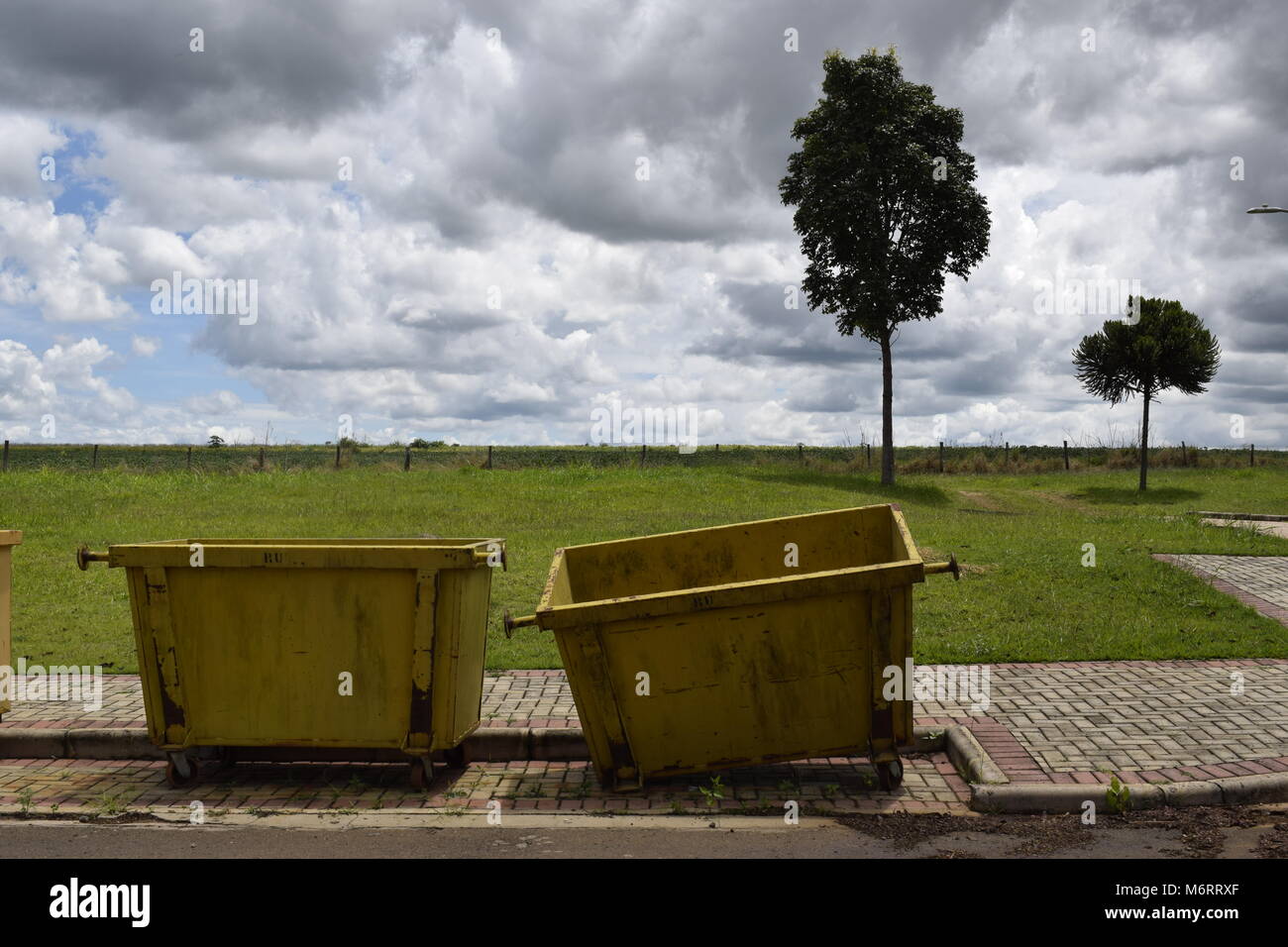 Due discariche sotto il cielo pieno di nuvole Foto Stock