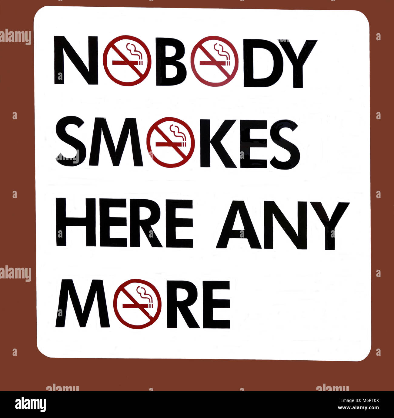 Un divertente segno che illustra il fatto che nessuno fuma in una zona non fumatori più Foto Stock