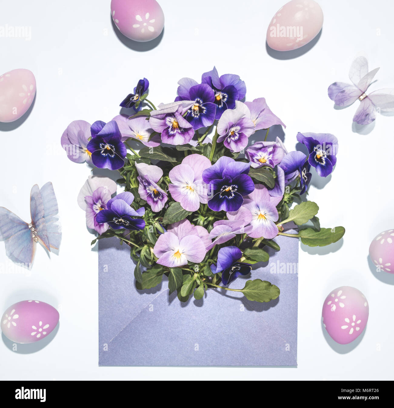 Fiore di primavera e uova di pasqua Foto Stock