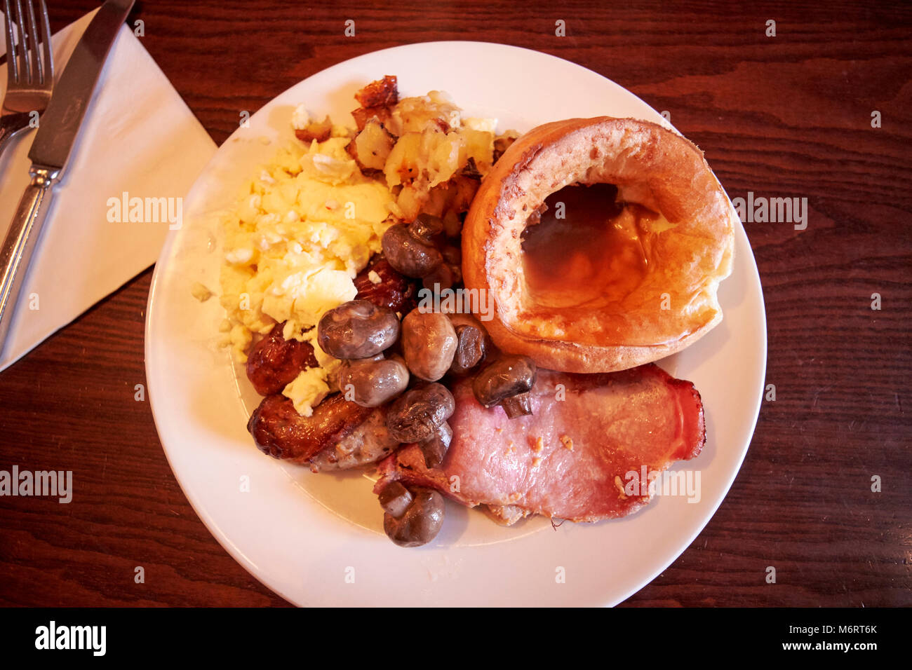 Piastra completa a buffet di carni arrosto tutto quello che potete mangiare la prima colazione nel Regno Unito Foto Stock