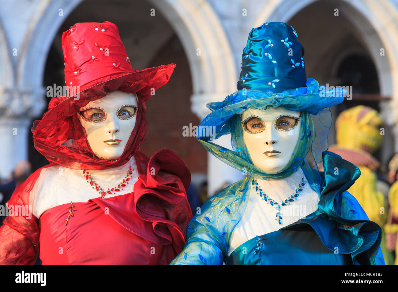 Due donne in splendidi abiti fantasiosi costumi e maschera per il Carnevale di Venezia, Carnivale di Venezia, Veneto, Italia Foto Stock