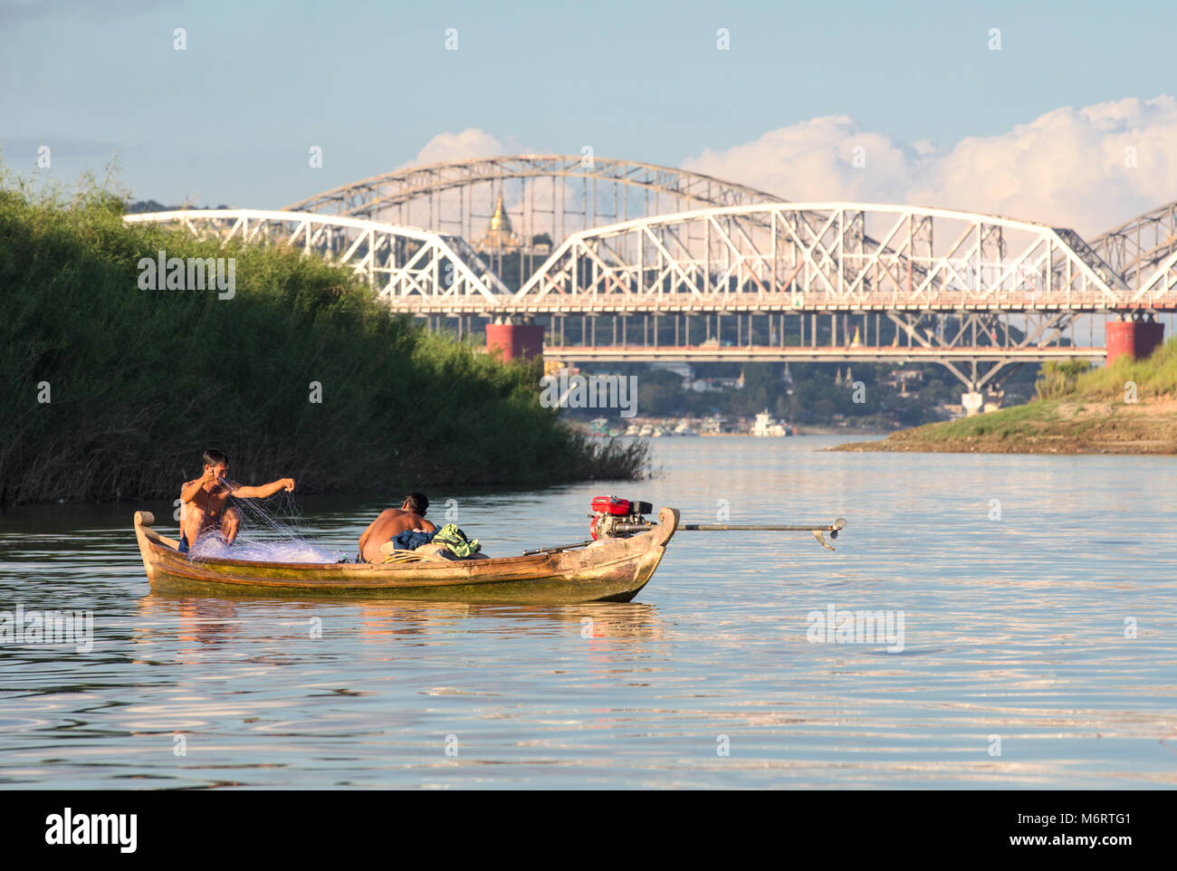I pescatori su una barca di legno nel fiume Irrawaddy. Mandalay, Myanmar (Birmania). Foto Stock