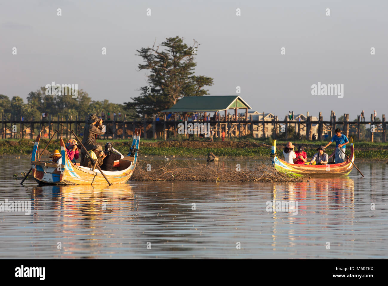 I turisti su barche di legno in attesa di fotografare il tramonto su U Bein bridge. Amarapura, Myanmar (Birmania). Foto Stock