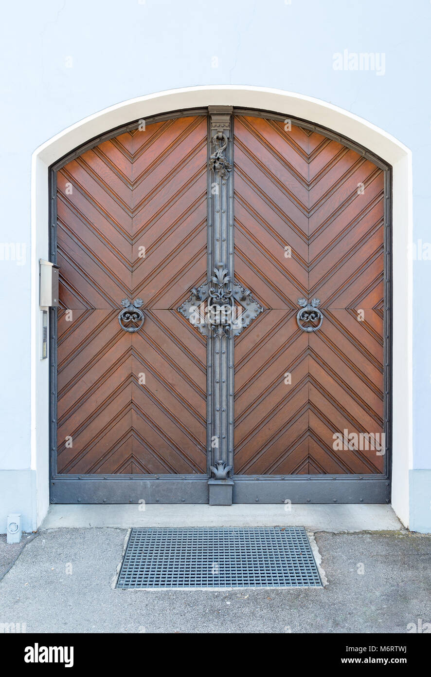 Imponente cancello in legno a un gateway Foto Stock
