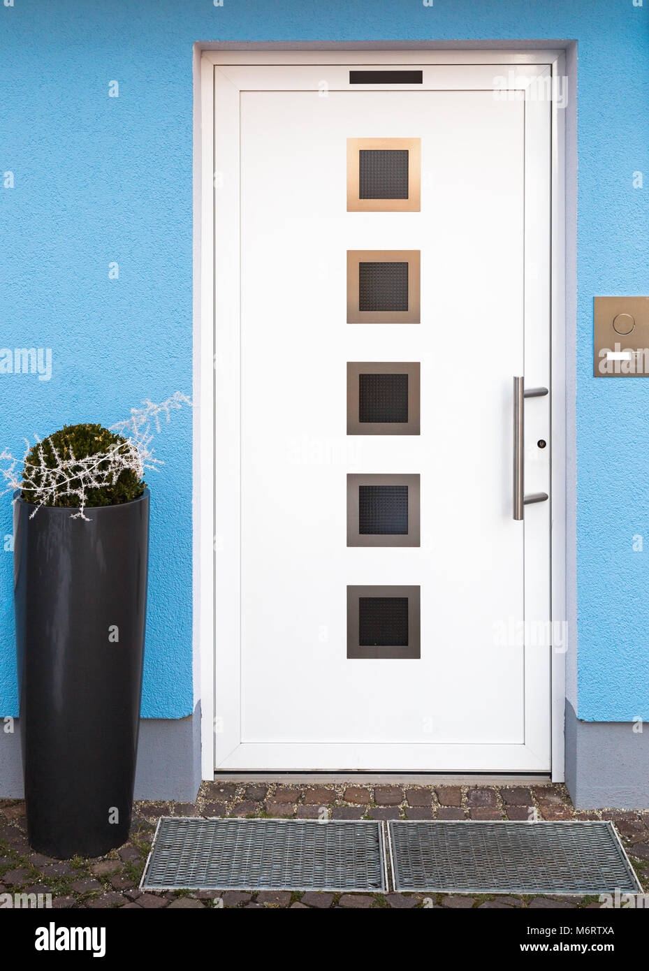 Moderna porta anteriore su un edificio di nuova costruzione Foto Stock