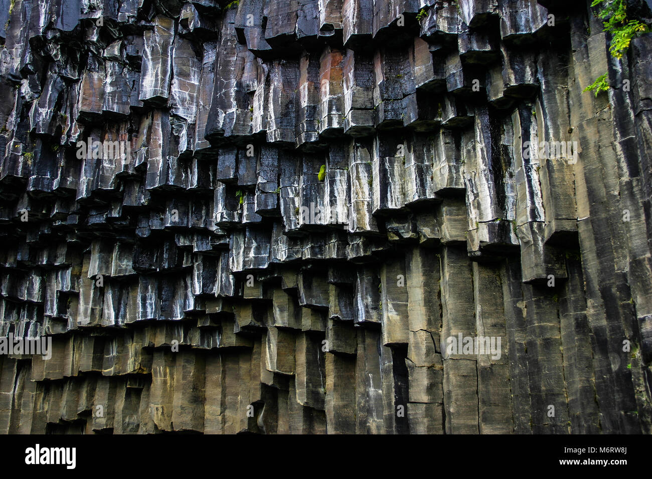 Svartifoss cascata in Islanda esagonale di rocce nere guardando come organo a canne Der Dettifoss, übersetzt der "stürzende Wasserfall", ist mit einer Brei Foto Stock